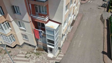 Salonuna Kurulan Asansörle 22 Yil Sonra Seyahat Özgürlügüne Kavustu
