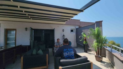 Tentesi Yüzünden CIMER'e Sikayet Edilen Gurbetçiden Pankartli Yanit