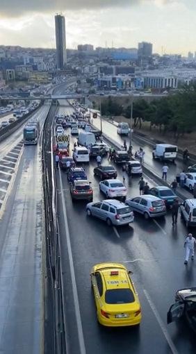 E-5'te 10 aracın karıştığı zincirleme kaza: Çok sayıda yaralı var