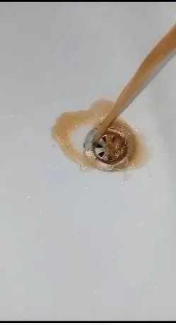 Üsküdarlılar yaz ortasında temiz suya hasret kaldı... Musluklardan çamur akıyor