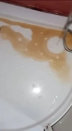 Üsküdarlılar yaz ortasında temiz suya hasret kaldı... Musluklardan çamur akıyor