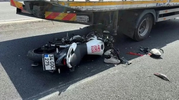 Katliam gibi kaza! Kırmızı ışıkta bekleyen çekiciye çarptı: 2 ölü.