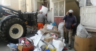 Apartman Sakinleri Kötü Kokuyu Ihbar Etti, Çöp Ev Bes Saate Temizlendi