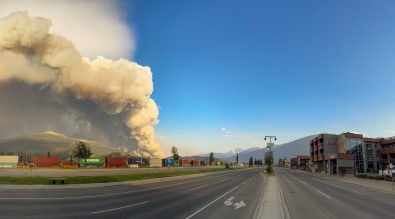 Kanada'da Milli Parktaki Yangin Kasabaya Ulasti