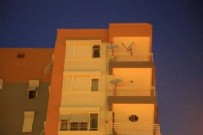 Mahalle ayağa kalktı! Ateşe verdiği evinden 5 saat çıkmadı! Özel Harekat polisi devreye girdi...