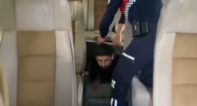 Minibüsün Gizli Bölmesinde 1 FETÖ Üyesi Ve 12 Kaçak Göçmen Yakalandi