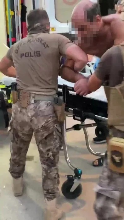 Mahalle ayağa kalktı! Ateşe verdiği evinden 5 saat çıkmadı! Özel Harekat polisi devreye girdi...