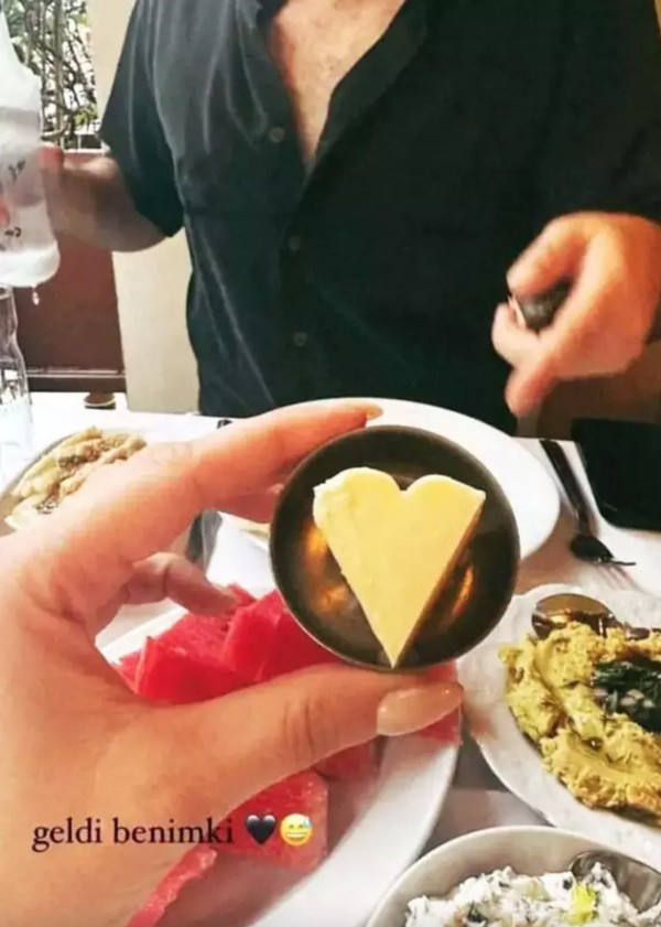 Yeni sevgilisi ortaya çıktı!