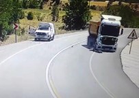 Böyle Kaza Görülmedi Açiklamasi Yolun Ortasindaki Yarali Serçeyi Kurtarmak Isterken Kamyon Çarpti Haberi