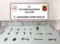 Tas Toplarken Buldugu Tarihi Eserleri Jandarmaya Teslim Etti