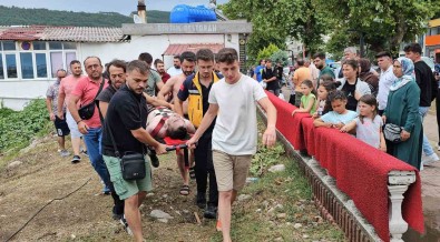 Denizde Akintiya Kapilan Vatandasi Bogulmaktan Restoran Çalisani Kurtardi