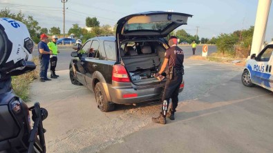'Dur' Ihtarina Uymayarak Kaçan Cip Lastiklerine Ates Edilerek Durduruldu