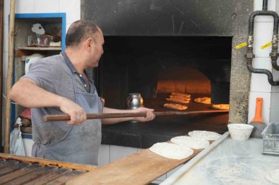 Kilis'in 40 Derecelik Sicaginda Firinlarin Zorlu Ekmek Mesaisi
