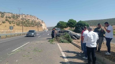 Sürücüsünün Kontrolünden Çikan Otomobil Refüje Çikti Açiklamasi 1 Yarali