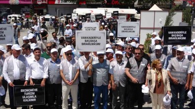 Van'da Yetersiz Uçak Seferleri Için Yürüyüs Yapildi