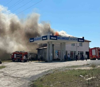 Eflani'de Çati Yangini Büyümeden Söndürüldü