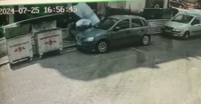 Üzerine 500 Litrelik Su Deposu Düstü