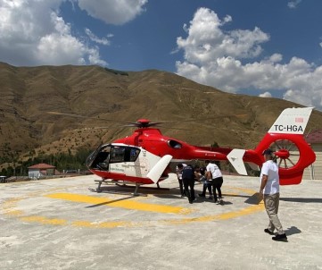 Yüksekten Düsen Çocuk Için Helikopter Ambulans Havalandi