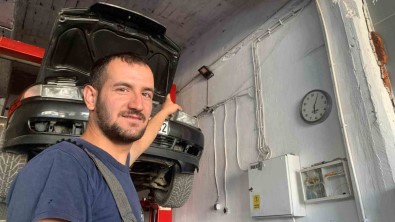 Karaman'da Bir Çift Kumru 2 Yildir Oto Tamirci Dükkanina Yuva Yapiyor