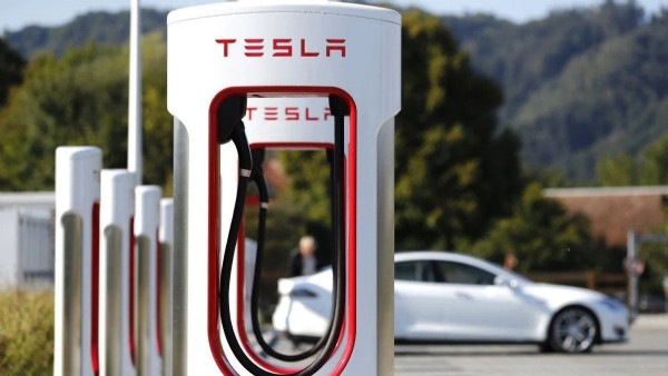 Tesla'dan önemli uyarı: Şarj ederken ıslak havlu kullanmayın