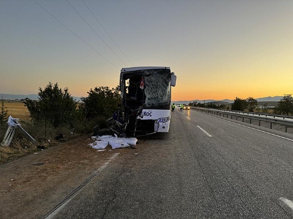 Afyonkarahisar'da feci kaza: Yolcu otobüsü ile kamyonun çarpıştı! Ölü ve yaralılar var
