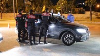Kurusiki Tabancayla Yakalandi, Polis Otosundaki Yeri Begenmedi Açiklamasi 'Arkaya Gerek Var Mi?' Haberi