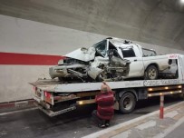 Artvin'de Tünelde Kamyonet Duvara Çarpti Açiklamasi 1 Ölü, 2 Yarali