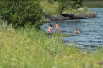 Çocuklar Çildir Gölü'nde Serinliyor