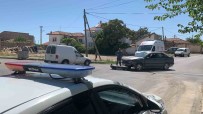Hafif Ticari Araç Ile Otomobil Kavsakta Çarpisti Açiklamasi 1 Yarali Haberi