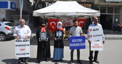 Annelerin evlat nöbeti sıcak havaya rağmen sürüyor