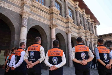 Diyarbakir'da 'Turizm Polisi' 5 Dilde Ziyaretçilerle Ilgileniyor