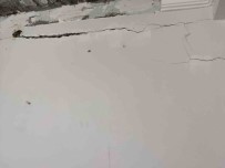 Güngören'de Duvarlarinda Derin Yariklar Olusan Bina Tahliye Edildi