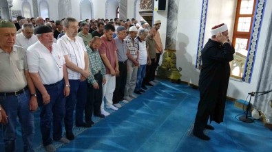 Kütahya'da Sehit Haniye Için Dua Ve Giyabi Cenaze Namazi
