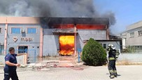 Manisa'da Plastik Fabrikasinda Korkutan Yangin