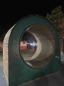 Parkta Oynayan Çocugun Çarka Sikisan Parmagi Kopma Noktasina Geldi