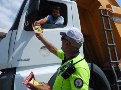 Polis Ekipleri Tir Ve Motosiklet Sürücülerine Bilgilendirici Brosür Dagitti