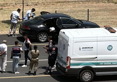Park Halindeki Otomobilde Bir Kisi Ölü Bulundu