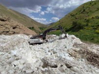 Van'da Yaz Ortasinda Karla Mücadele