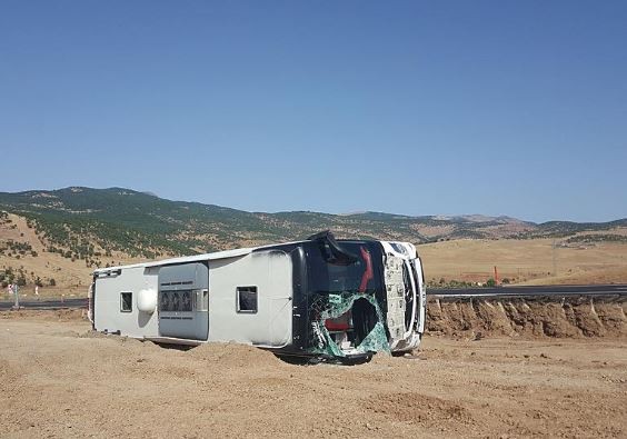 Bingöl'de yolcu otobüsü devrildi: Çok sayıda yaralı!