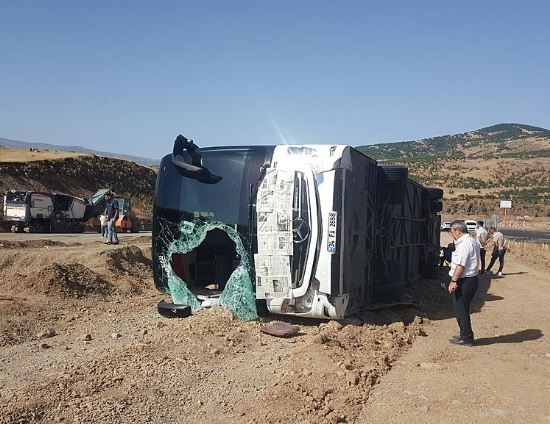 Bingöl'de yolcu otobüsü devrildi: Çok sayıda yaralı!