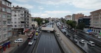 Avcilar'da Tir Yoldan Çikti Açiklamasi E5 Karayolu Trafige Kapatildi