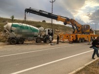Bayburt'ta Beton Mikseri Yola Devrildi Açiklamasi 1 Ölü