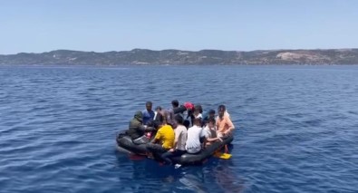 (Özel) 12 Kisilik Can Salina 32 Kaçak Göçmen Bindi, Yunan Unsurlari Ölüme Terk Etti