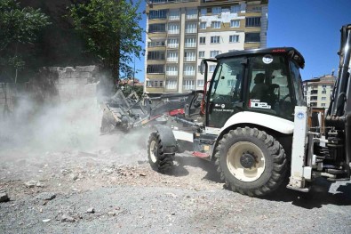 Battalgazi'de Metruk Yapilarin Yikimi Gerçeklestirildi