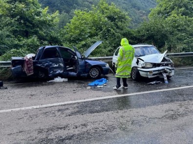 Iki Otomobilin Çarpistigi Kazada 3 Kisi Yaralandi