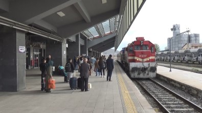 Kars'ta Vatandaslarin Tercihi 'Tren Yolculugu'