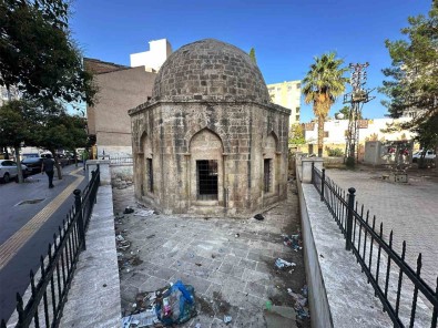 Kiziltepe'de Tarihi Kümbet Çöp Alani Oldu