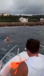 Denizde Bogulmak Üzere Olan Sahsin Yardimina Teknedeki Gençler Yetisti