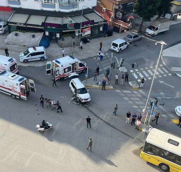 Çorum’da halk otobüsü ile hafif ticari araç çarpıştı: Çok sayıda yaralı var