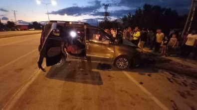 Amasya'da Yolcu Otobüsü Ile Hafif Ticari Araç Çarpisti Açiklamasi 3 Yarali